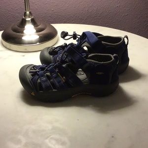 Keens boys size 12